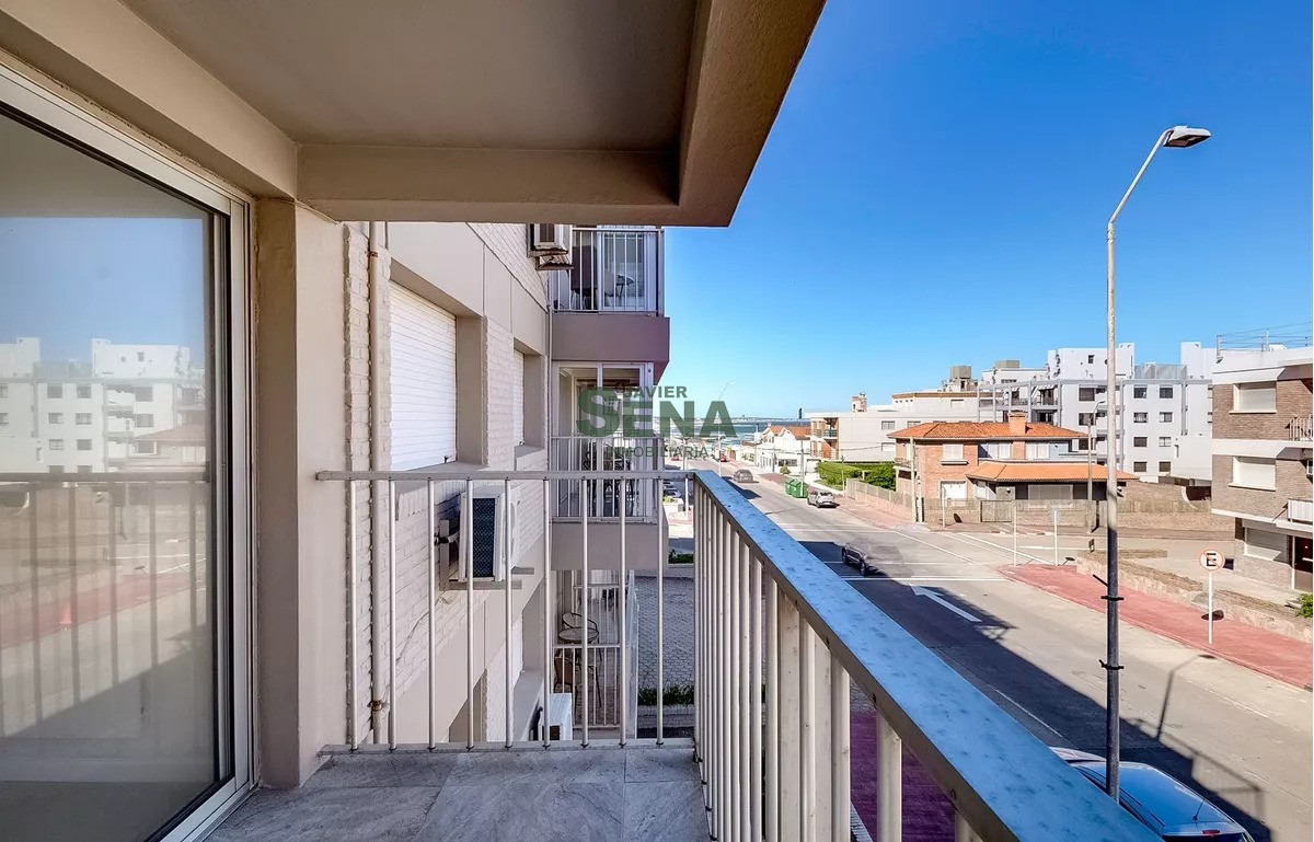 Alquiler de apart en peninsula, 2 dorm, 2 baños, balcon, buen lugar para vivir.