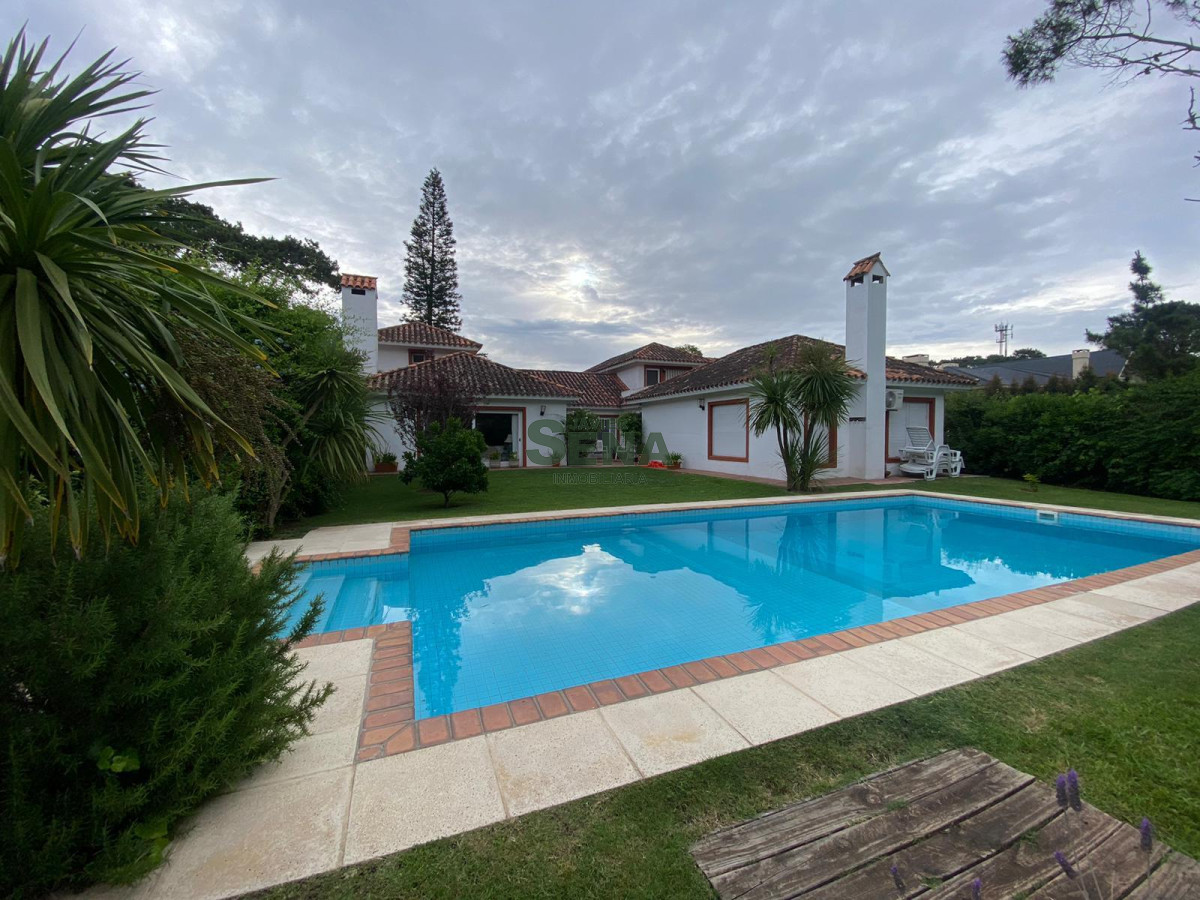 Alquiler y venta amplia casa en San Rafael, 4 dormitorios, 4 baños, playa Brava