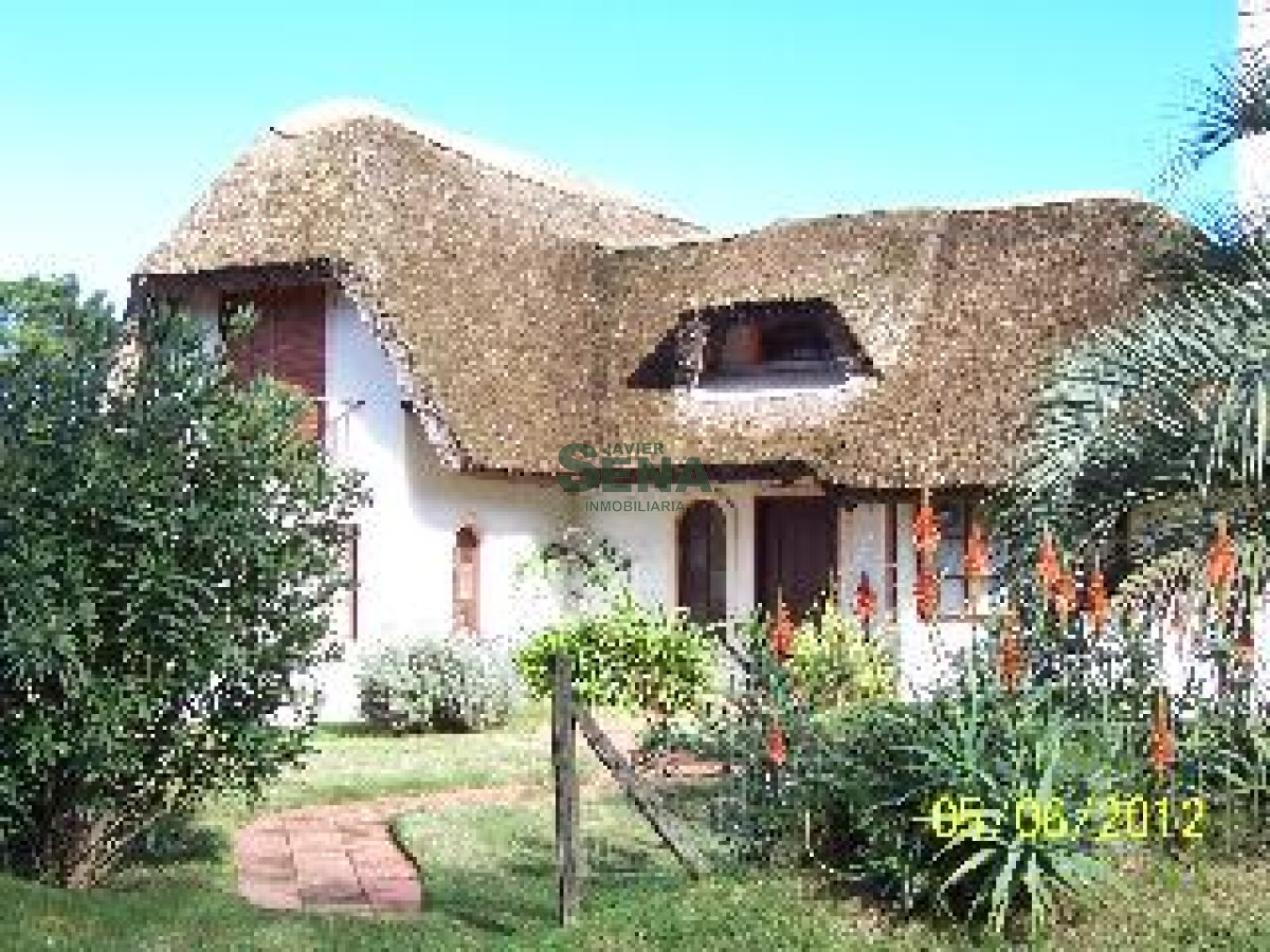 Venta de casa en Pinares, buena cabaña, para veranear con piscina.