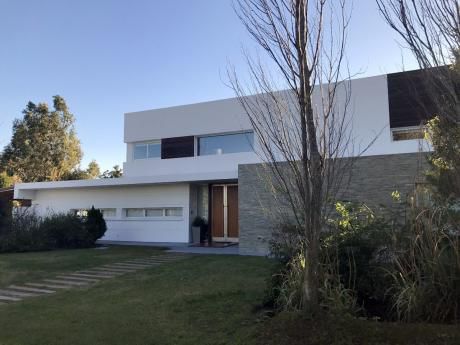 Casa De Estilo Minimalista En Marina De Santa Lucia