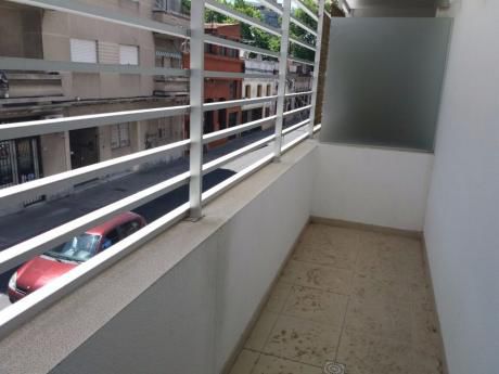 70 M2 En Un Ambiente Con Salida A Terraza Al Frente.