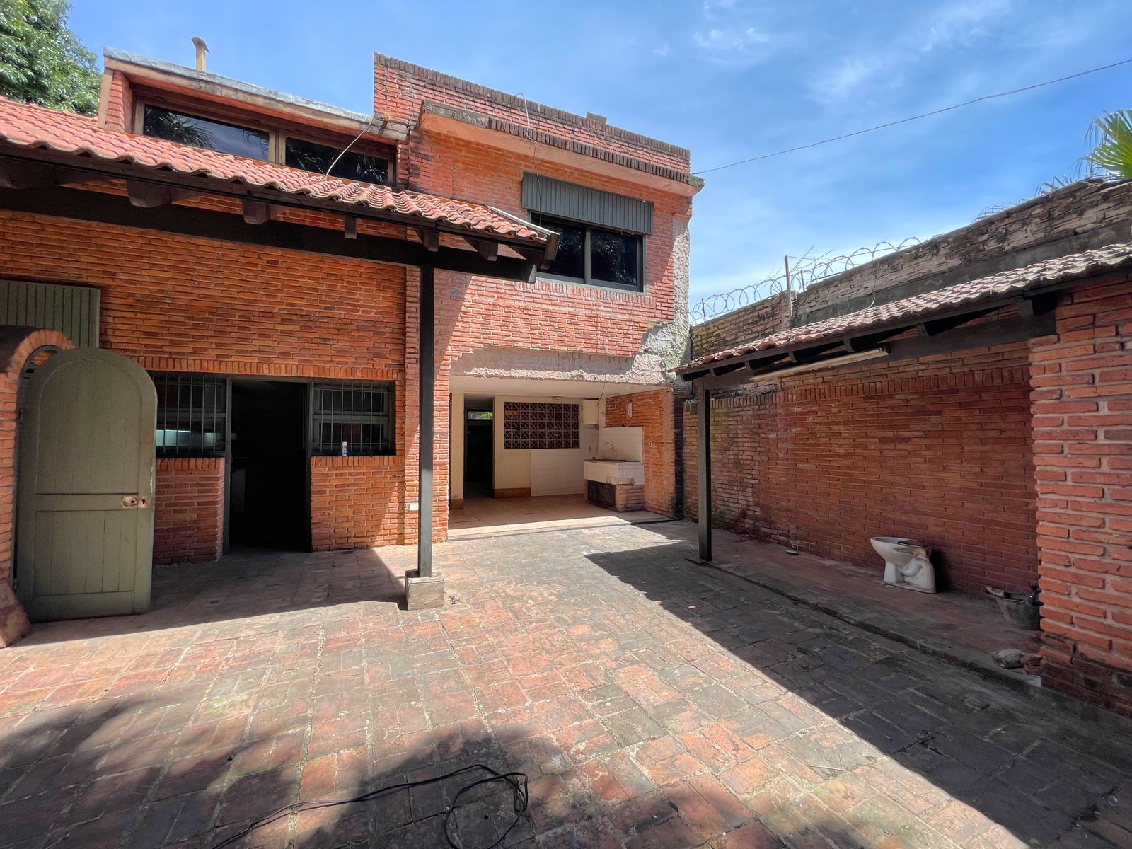 Alquilo amplia propiedad estilo colonial antiguo sobre la Avda. Mcal. López — foto 3