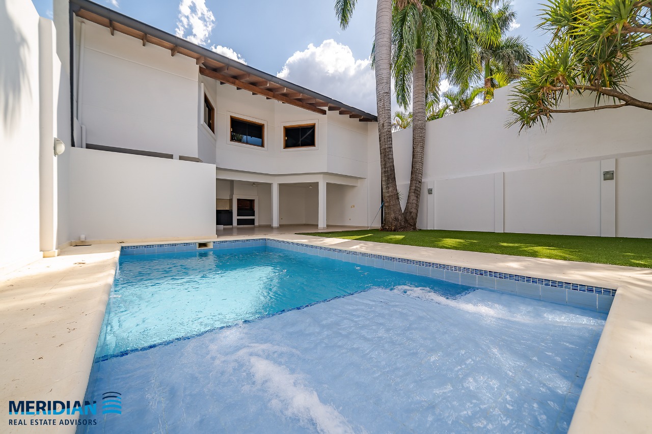 VENDO HERMOSA CASA DE 4 DORMITORIOS EN YKUA SATI — foto 3