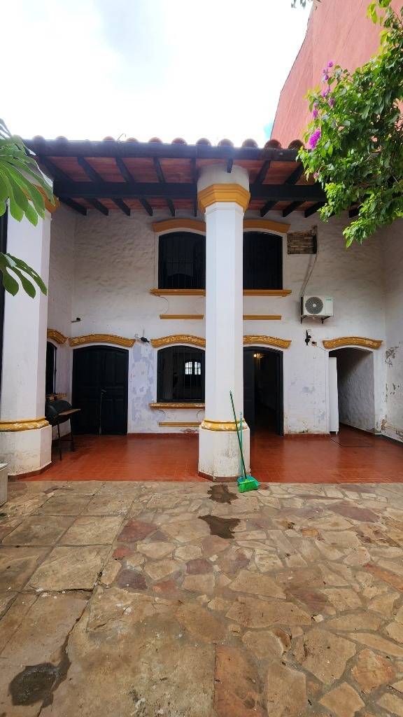 CASA EN ESTILO COLONIAL EN ASUNCION — foto 2