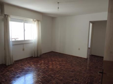 Venta Apartamento 2 Dormitorios Y Servicio C/ Gje. Pocitos