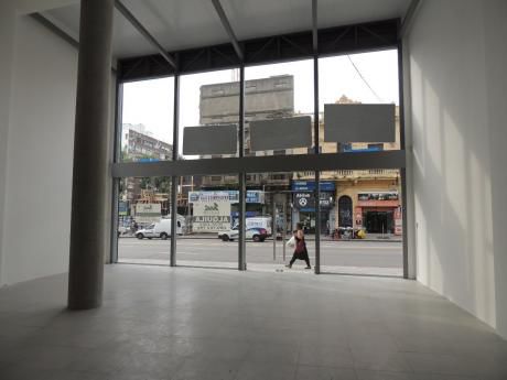 Excelente Local Comercial Sobre 18 De Julio, A Estrenar