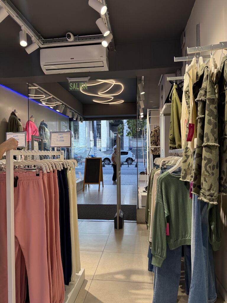 ALQUILER LOCAL 18 DE JULIO Y TRISTÁN NARVAJA · Foto 2