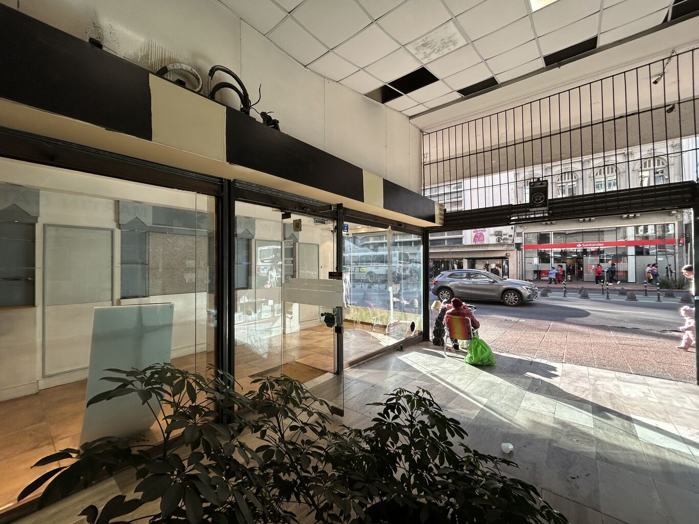 ALQUILER LOCAL COMERCIAL MEJOR CUADRA 18 DE JULIO · Foto 4