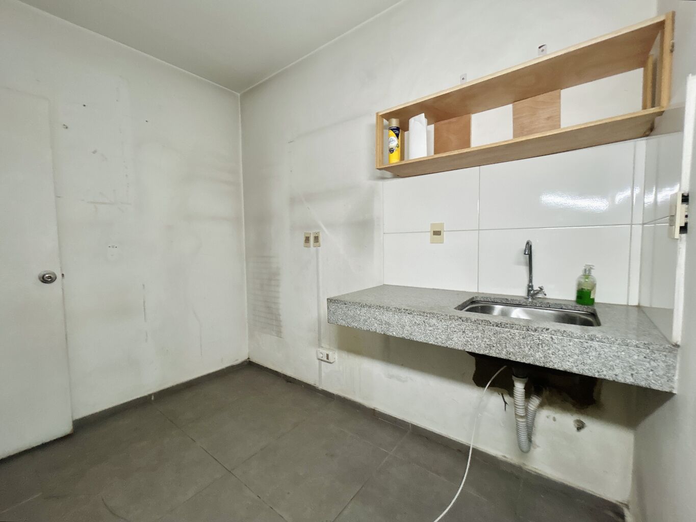 Alquiler local comercial zona outlet Palacio Legislativo · Foto 10
