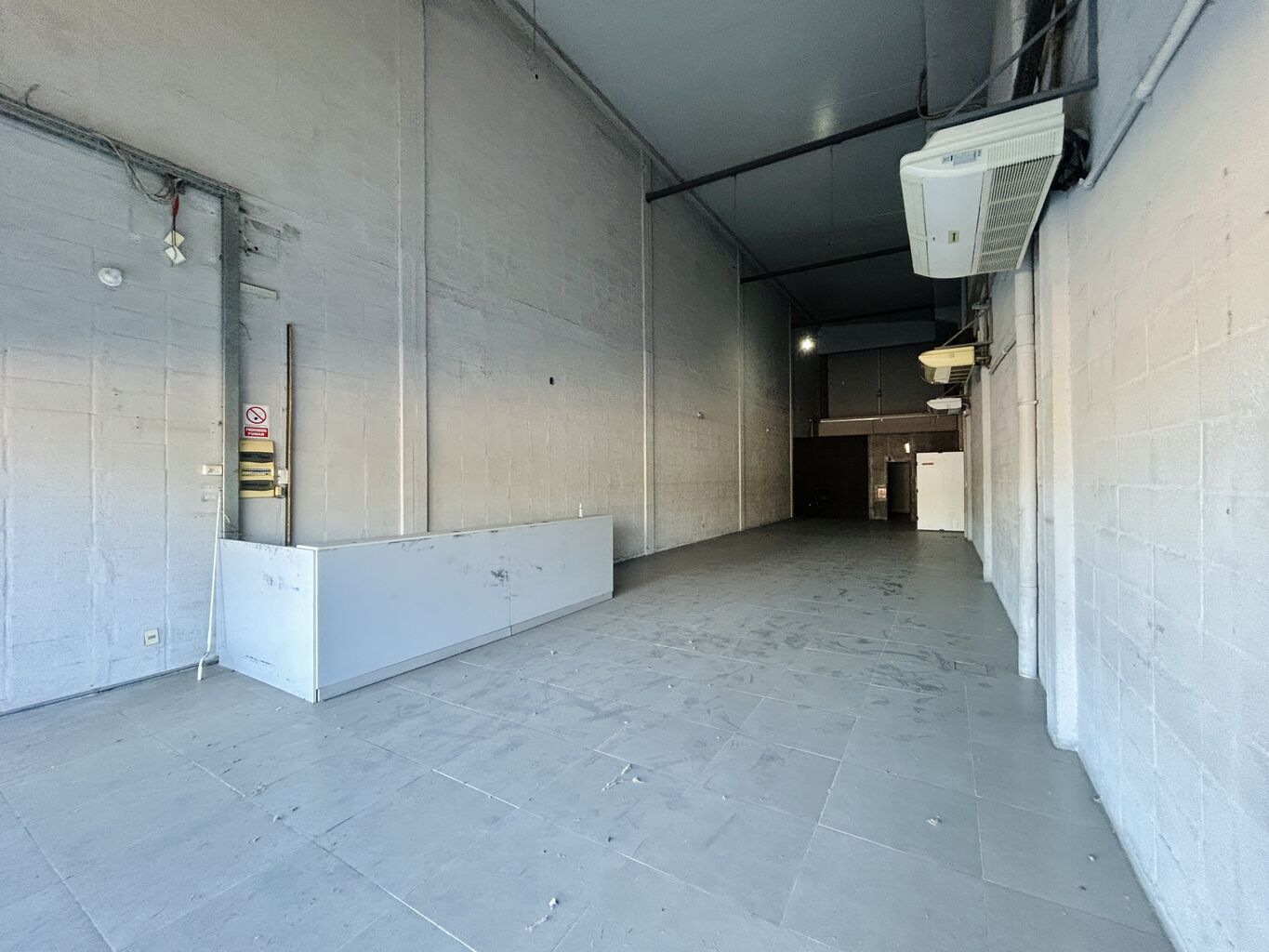 Alquiler local comercial zona outlet Palacio Legislativo · Foto 2