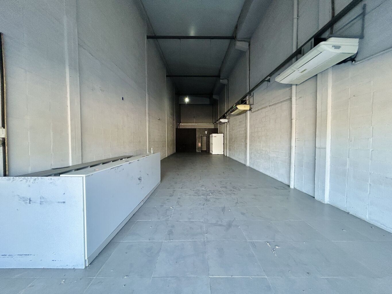 Alquiler local comercial zona outlet Palacio Legislativo · Foto 3