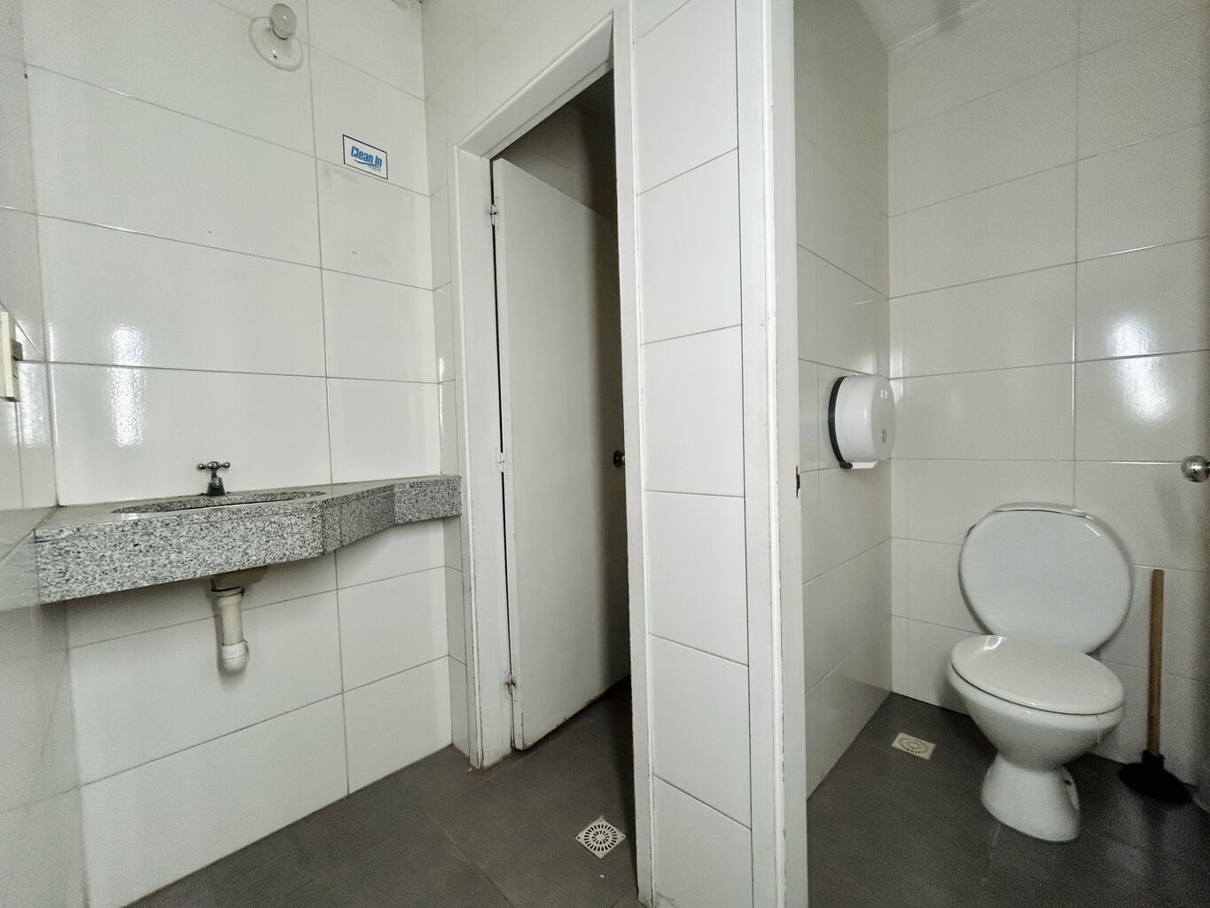 Alquiler local comercial zona outlet Palacio Legislativo · Foto 12