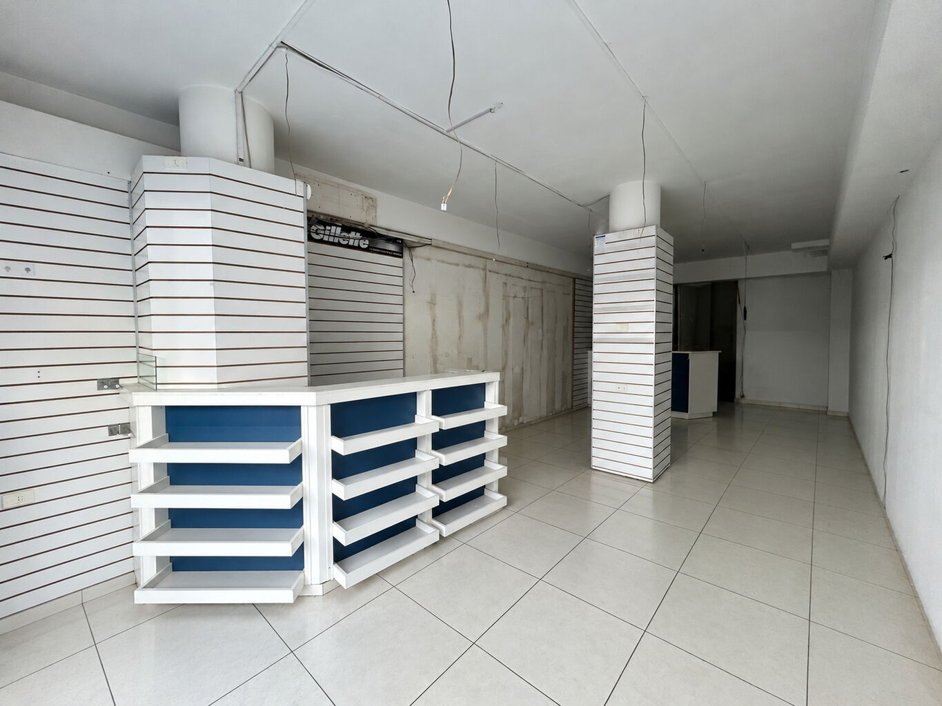 Alquiler local comercial sobre 18 de julio  Centro · Foto 2