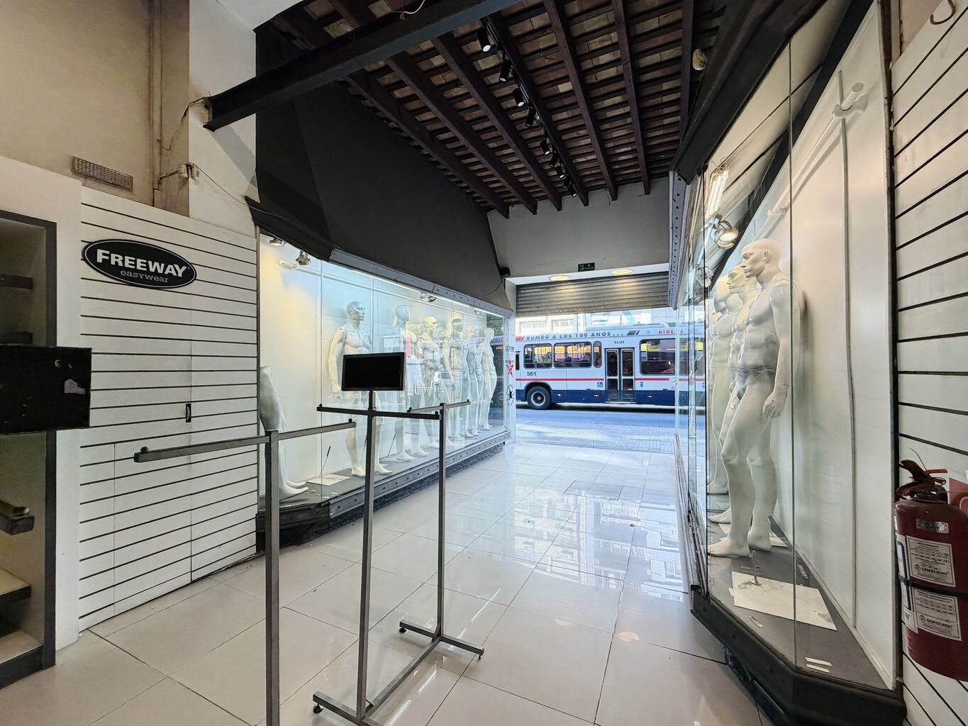 alquiler local comercial sobre 18 de Julio. Cordón · Foto 5