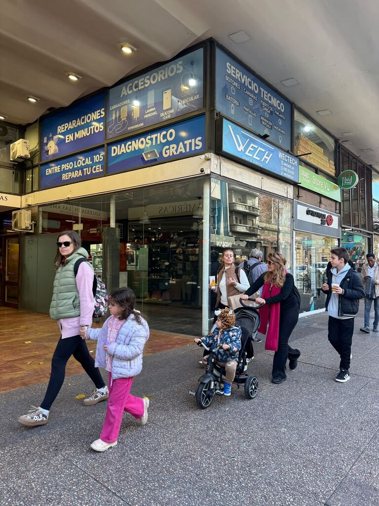 ALQUILER Local comercial en 18 de Julio y Yi.