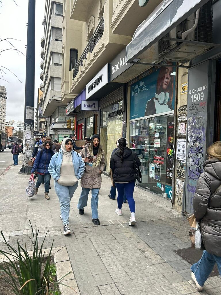 ALQUILER Local comercial sobre 18 de Julio esquina Vázquez. Centro · Foto 5
