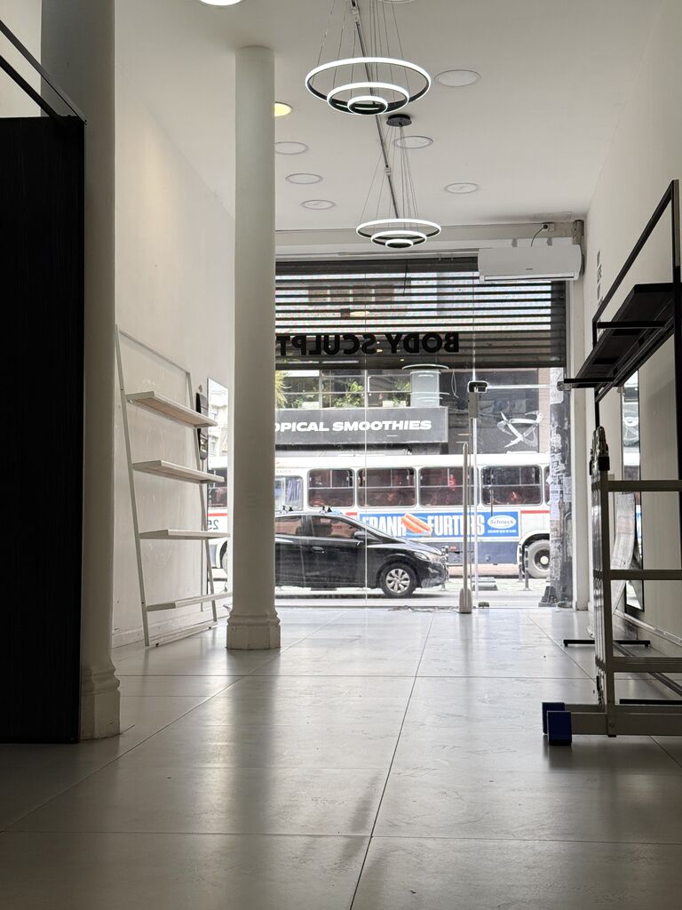 ALQUILER Local comercial sobre 18 de Julio esquina Vázquez. Centro · Foto 8