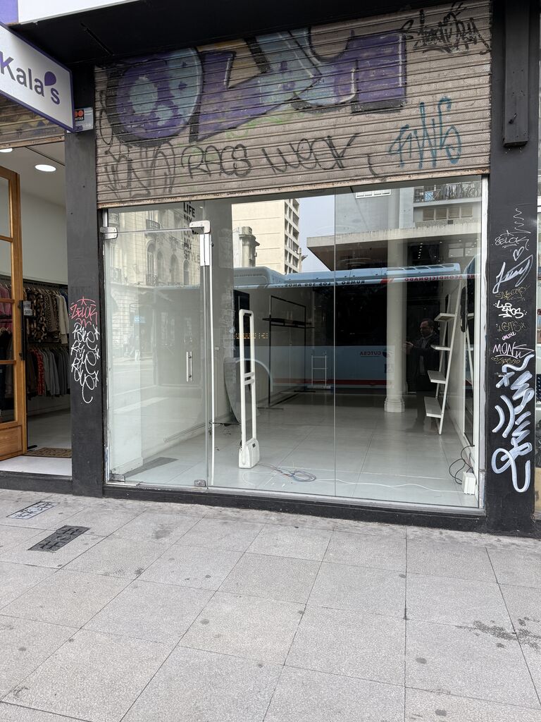 ALQUILER Local comercial sobre 18 de Julio esquina Vázquez. Centro · Foto 2