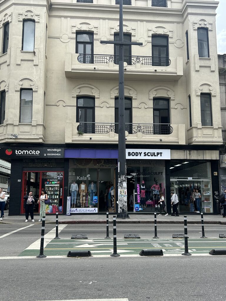 ALQUILER Local comercial sobre 18 de Julio esquina Vázquez. Centro · Foto 3