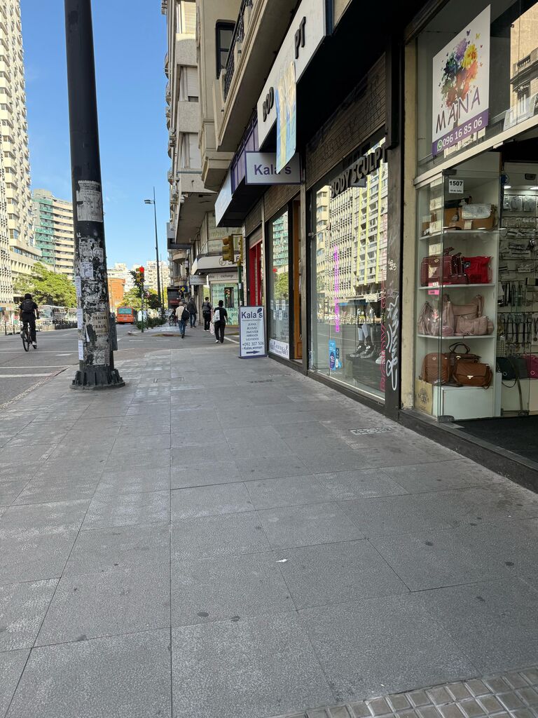 ALQUILER Local comercial sobre 18 de Julio esquina Vázquez. Centro · Foto 6