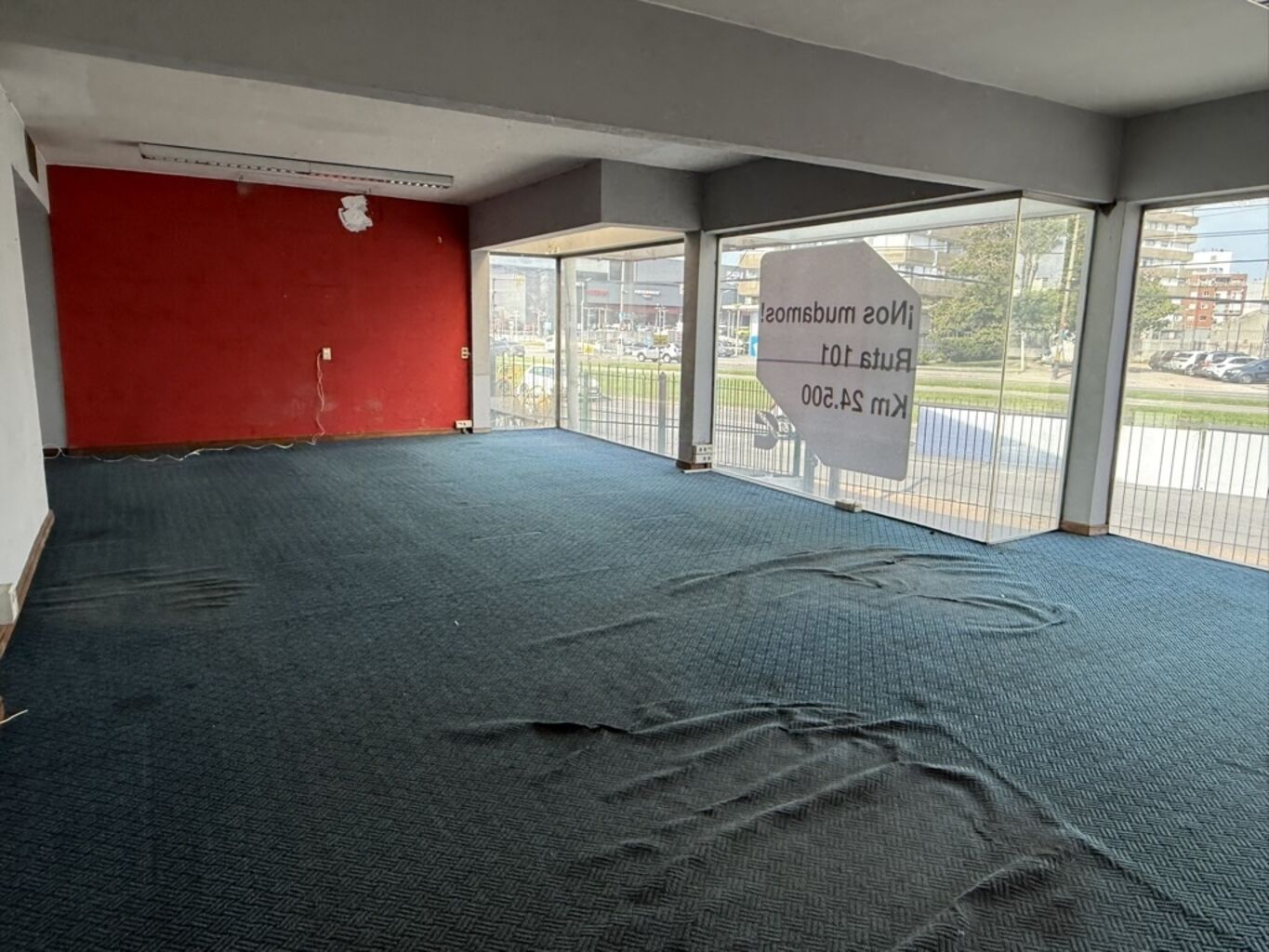 Local comercial en alquiler – Esquina Av. Italia y Mariscala · Foto 3