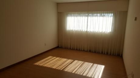 Divino Apartamento Sobre Rambla De Punta Carretas, En Zona Exclusiva