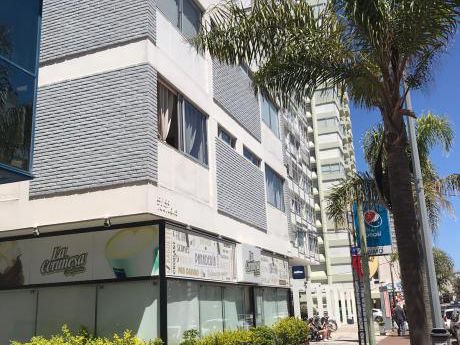 Apartamento En Alquiler Temporada En Av. Gorlero Esq. Comodoro Gorlero 00