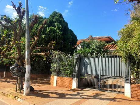 Casa Con Amplio Terreno Sobre Asfalto