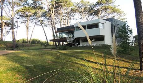 Casa Moderna. Cálida. Con Vista A Cancha De Golf.