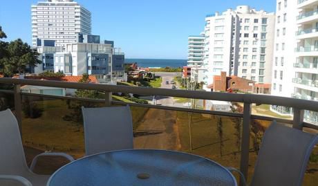 Muy Lindo Departamento A Menos De 200 Mts Del Mar En Edificio Mare Azzurro. Punta Del Este.