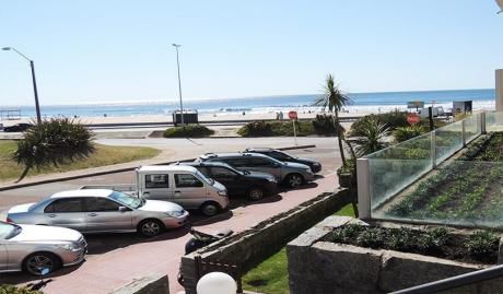 Hermoso Apartamento En Edificio Frente Al Mar. Excelente Ubicación !!!