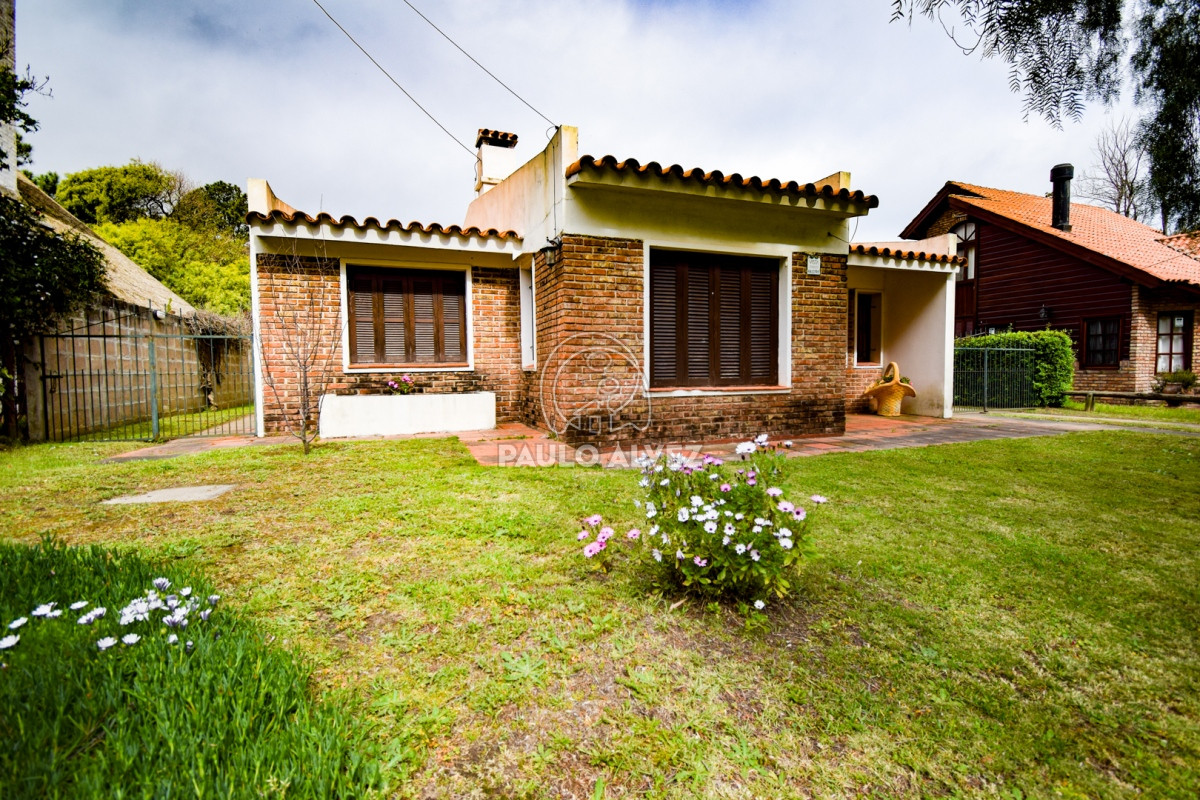 Mer-dos, casa a menos de 300 metros del mar, tres dormitorios, dos baños. Cochera, garage. Ideal para vivir todo el año .