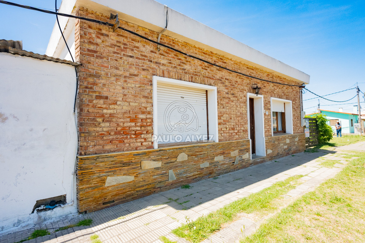 Ansina- Casa a en la ciudad de Pan De Azucar, su entorno tranquilo y agradable durante todo el año .