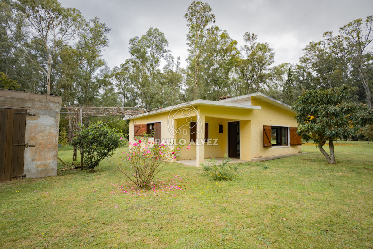 Pez (3326) En Balneario Solís, ideal para vivir todo el año. Tres dormitorios, un baño. Predio esquina con hermoso jardin