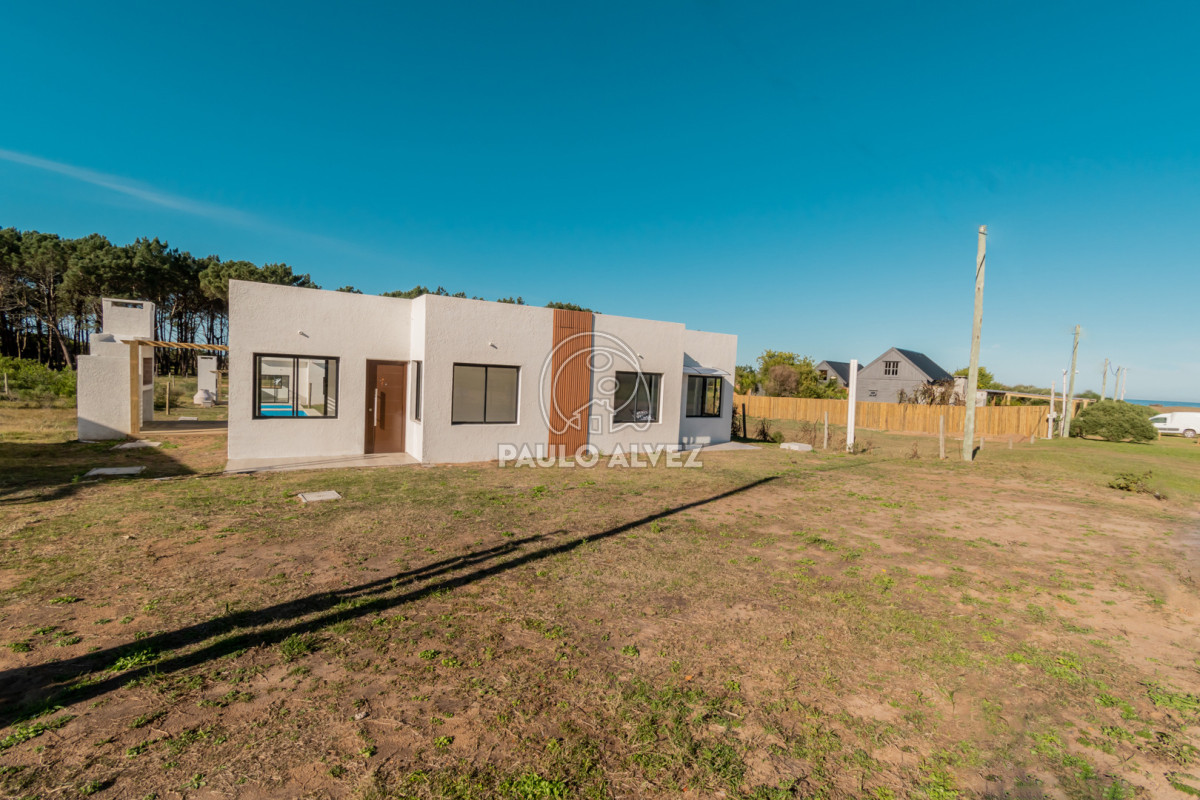 Photo 4 of 28