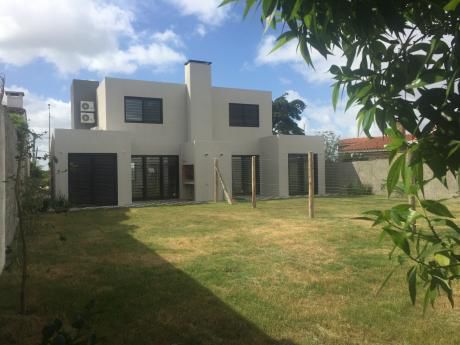 Moderna Y Luminosa Casa A Estrenar En Rambla De Shangrilá