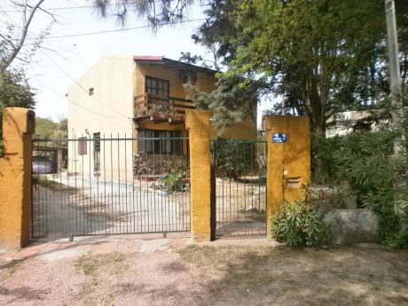 Casa De Dos Pisos Con Techo Liviano De Tejas A Dos Aguas.