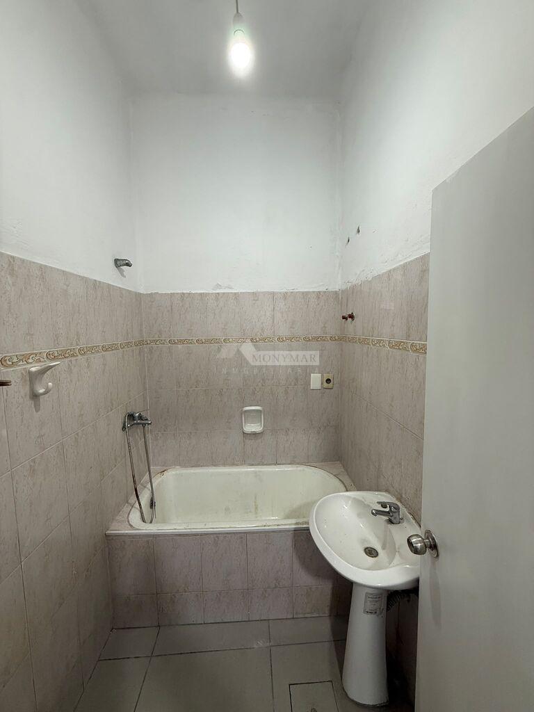 ALQUILER LOCAL COMERCIAL FLOR DE MAROÑAS CAMINO MALDONADO Y OSVALDO CRUZ oficina baño cocina sotano · Foto 9