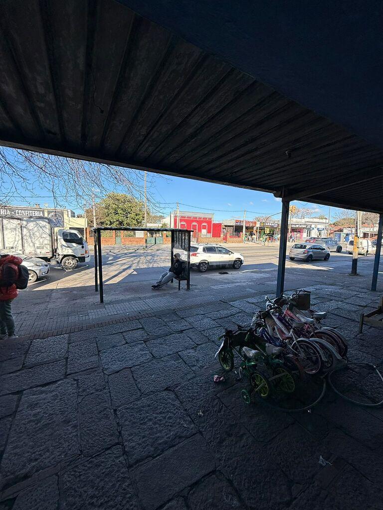 ALQUILER LOCAL COMERCIAL FLOR DE MAROÑAS CAMINO MALDONADO Y OSVALDO CRUZ oficina baño cocina sotano · Foto 2