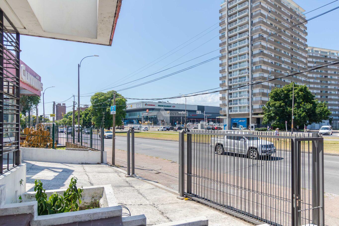 ALQUILER LOCAL COMERCIAL GALPON DEPOSITO AVENIDA ITALIA FRENTE PLAZA ITALIA SHOPPING ESTACIONAMIENTO · Foto 3