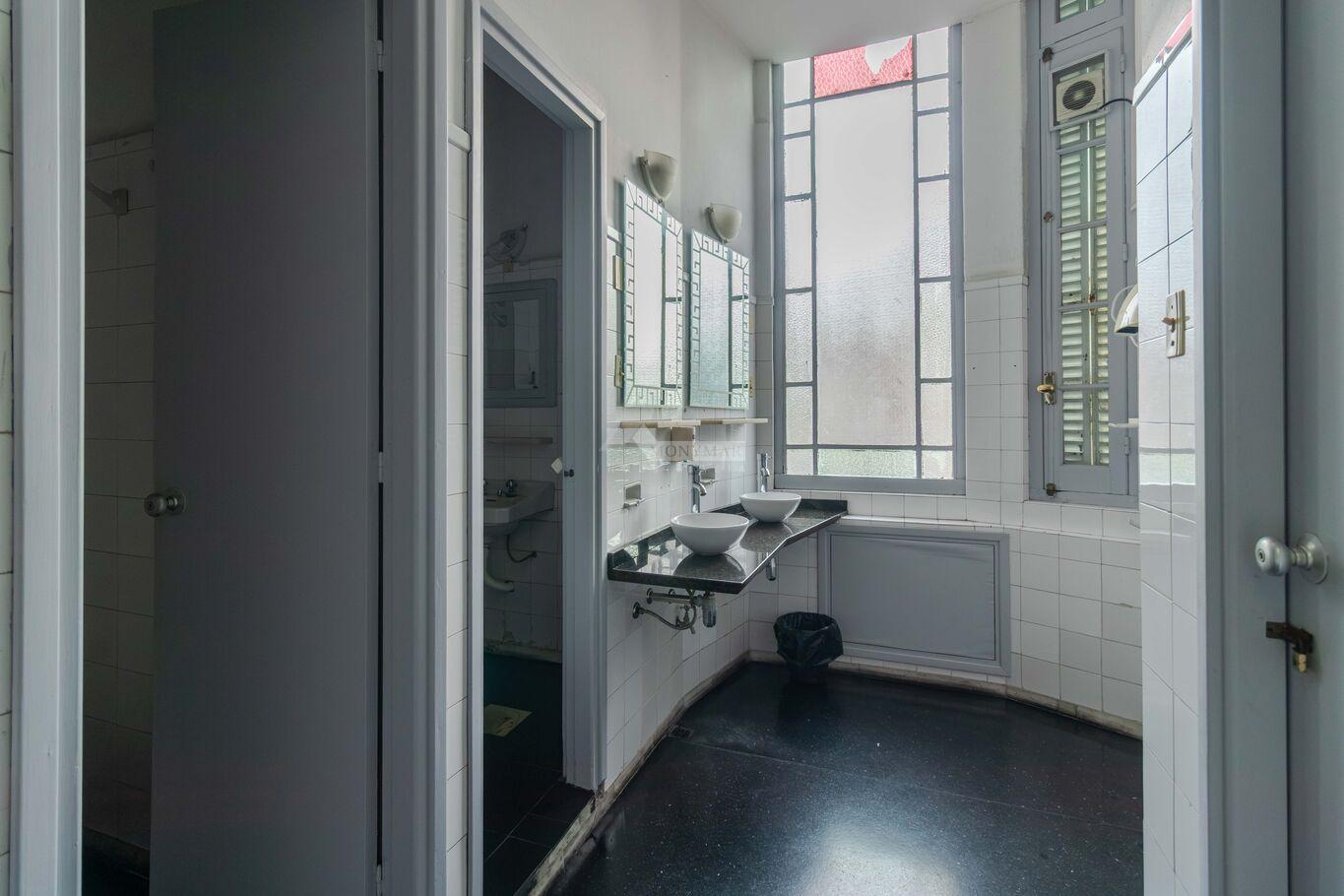 ALQUILER Y VENTA LOCAL POCITOS BR. ARTIGAS y AVENIDA BRASIL 12 AMBIENTES BAÑOS Y BLOCK QUIRURGICO · Foto 7