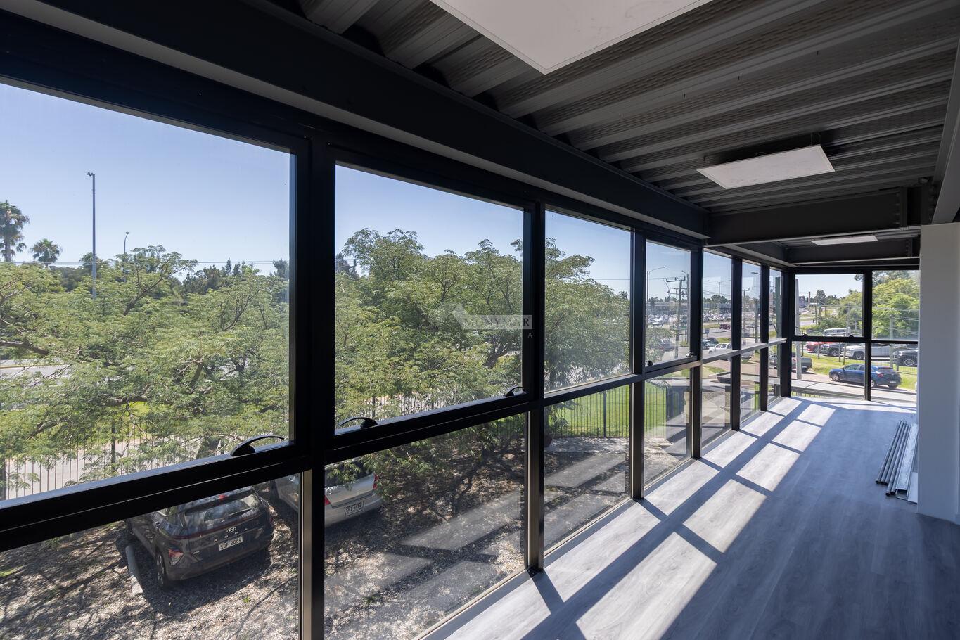 ALQUILER Y VENTA EDIFICIO CORPORATIVO LOCAL IDEAL CLINICA INTERBALNEARIA FRENTE CAR ONE · Foto 2