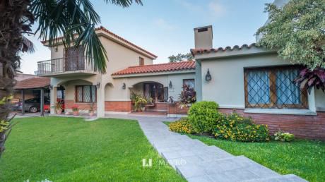 Muy Lindo Chalet Con Gran Frente En Carrasco Sur