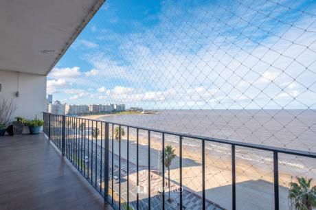 Rambla De Pocitos Con Vista A La Bahia