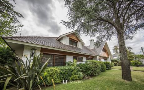 Casa De Gran Categoría En Carrasco