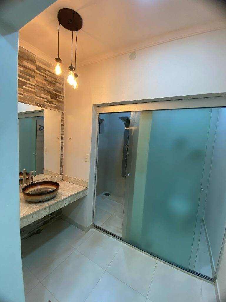 Alquilo Casa Moderna de 3 Niveles | Semi Amoblada en Luque — foto 2