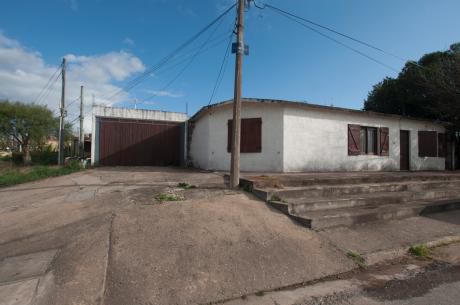 Casa De Tres Dormitorios Y Amplios Espacios