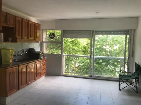 Excelente Apartamento A Una Cuadra De La Rambla