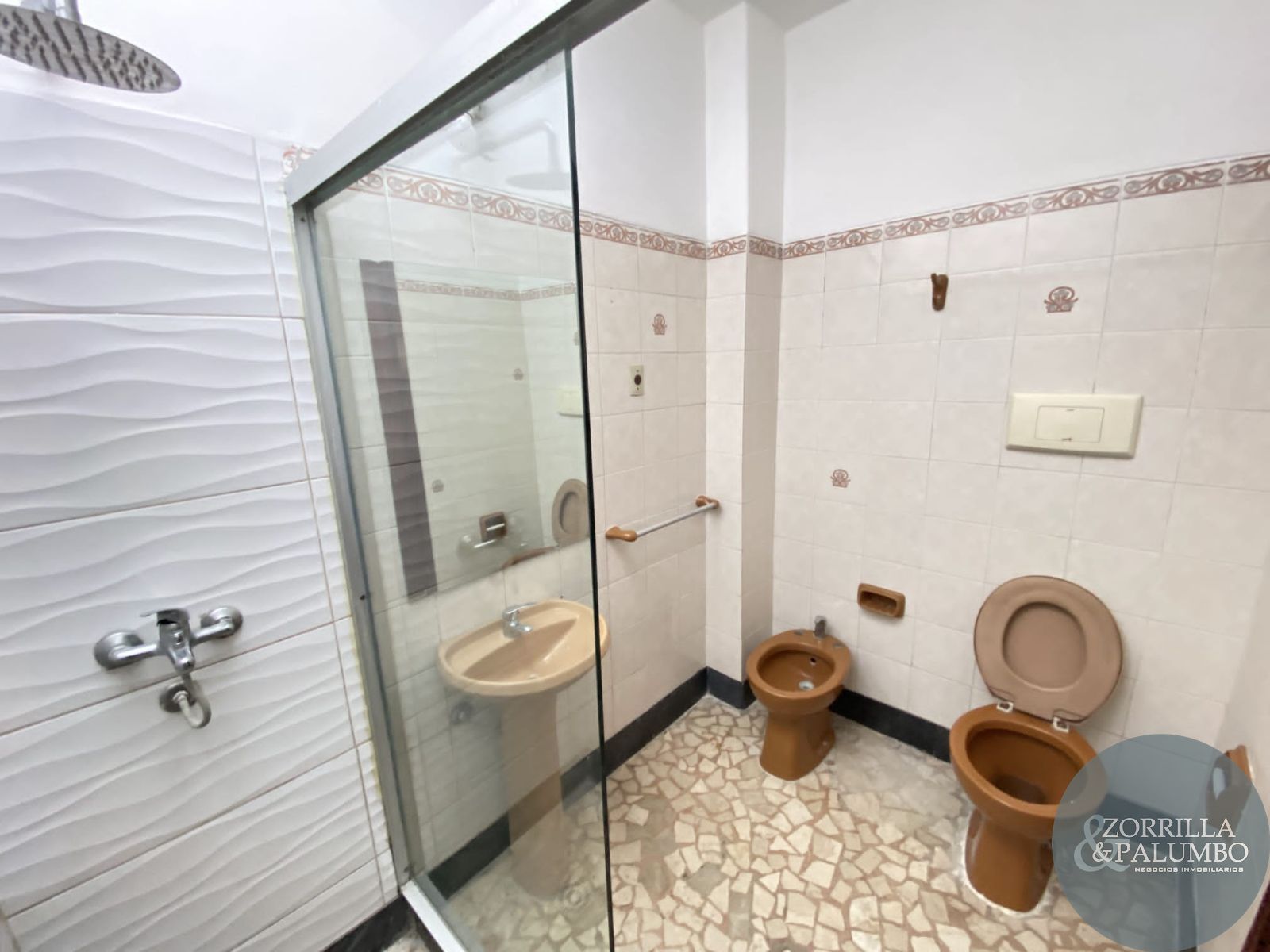 Casa en alquiler de 3 dorm, patio y cochera en Maroñas! Actualizada a nuevo!! · Foto 9
