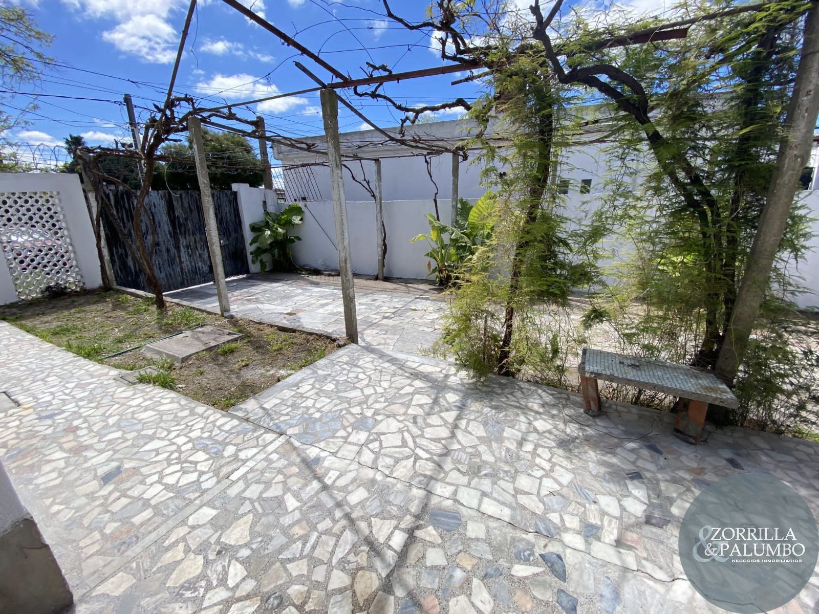 Casa en alquiler de 3 dorm, patio y cochera en Maroñas! Actualizada a nuevo!! · Foto 11